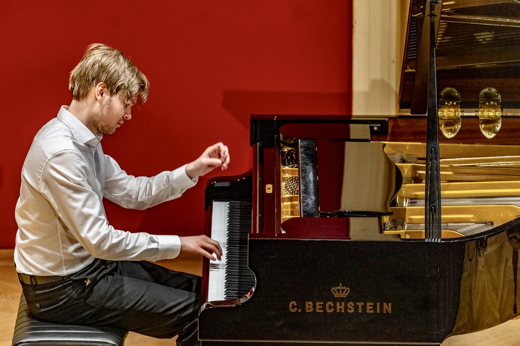 Mark Sulander at the piano